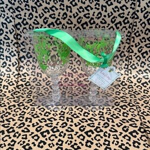 Lilly Pulitzer Acrylic Wine Glasses 16oz
Trouble Hibiscus Green Pink Monkey